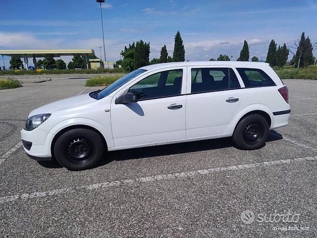 Usata Opel Astra Enjoy 101 CV (74 kW) 2005 Bianco Station wagon