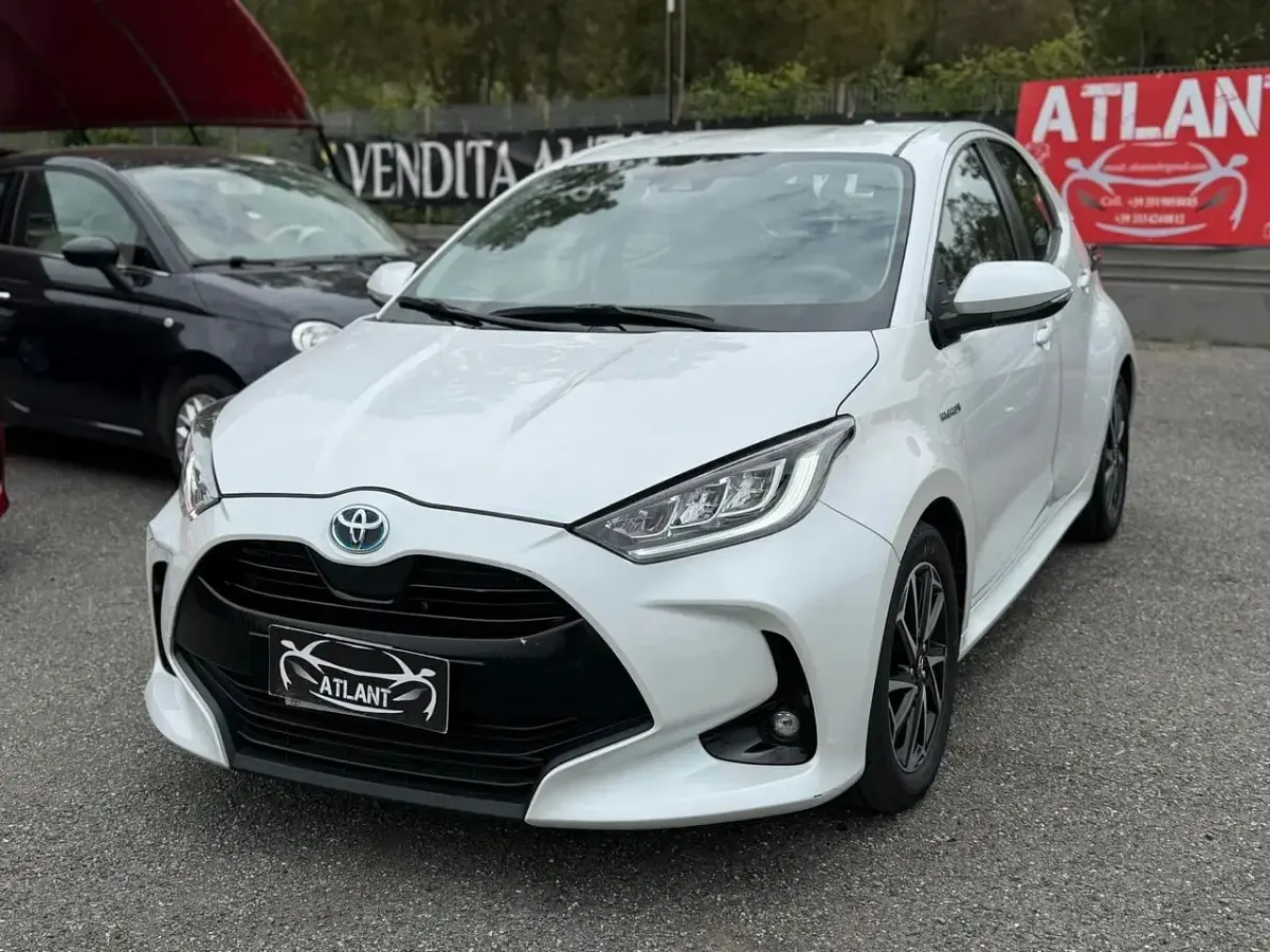 Usata Toyota Yaris Hybrid Lounge 92 CV (67 kW) 2021 Bianco Utilitaria
