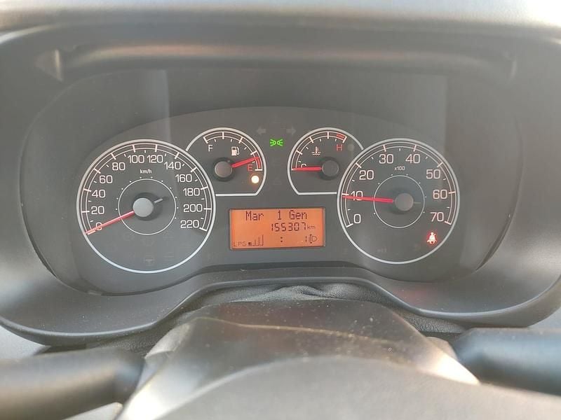 Usata Fiat Punto Lounge 77 CV (56 kW) 2014 Grigio Utilitaria