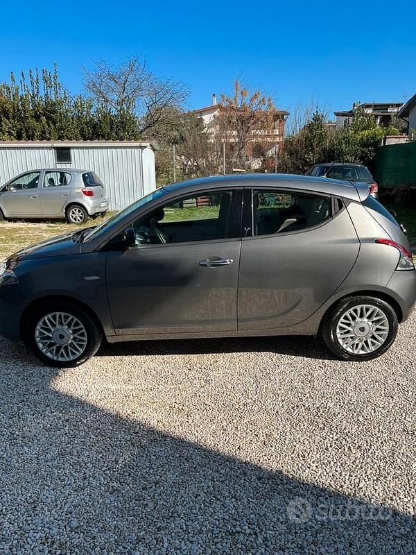 Usata Lancia Ypsilon Gold 95 CV (69 kW) 2015 Grigio Utilitaria