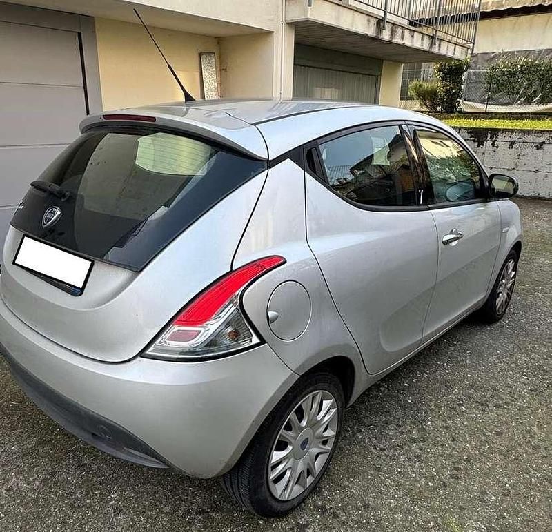 Usata Lancia Ypsilon Silver 95 CV (69 kW) 2013 Argento Utilitaria