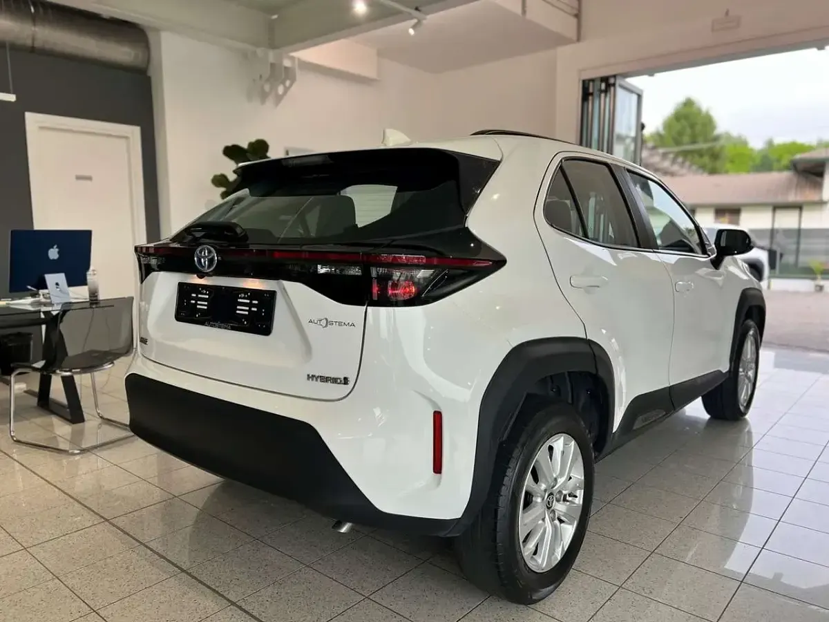 Usata Toyota Yaris Cross Business Edition 92 CV (67 kW) 2023 Bianco pastello SUV