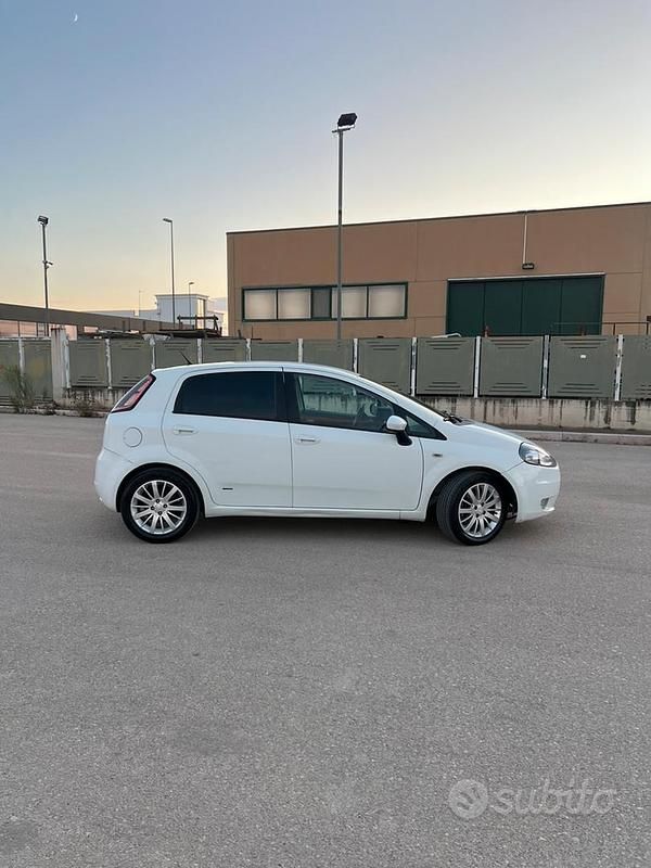 Usata Fiat Grande Punto 90 CV (66 kW) 2007 Bianco Utilitaria