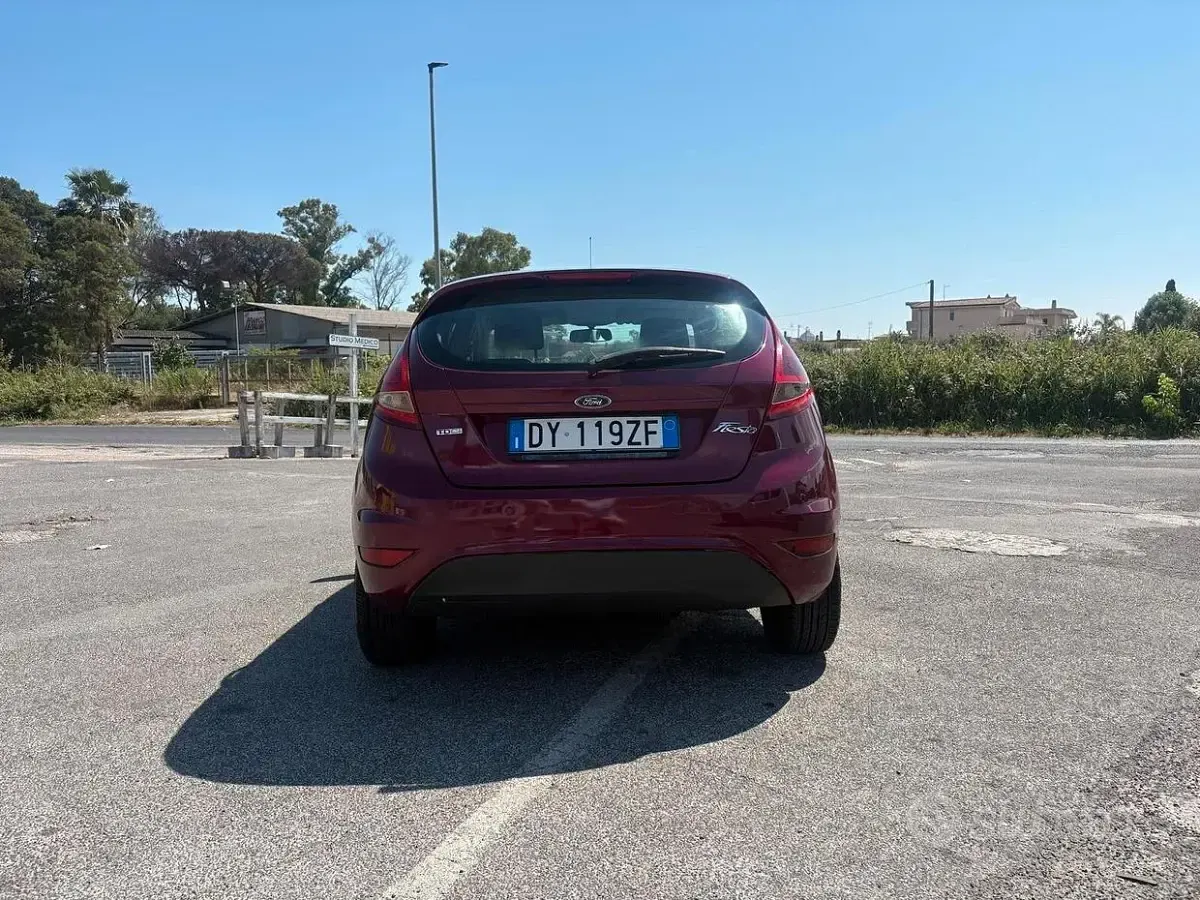Usata Ford Fiesta 68 CV (50 kW) 2009 Viola Berlina