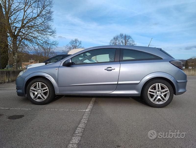 Usata Opel Astra GTC 95 CV (69 kW) 2007 Grigio Monovolume