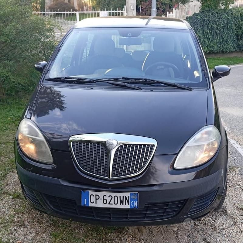 Marrone Usata 2004 Lancia Musa Monovolume | 2500 € (Cara) - Immagine 1/4