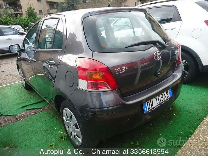 Usata Toyota Yaris Sol 101 CV (74 kW) 2009 Grigio Berlina