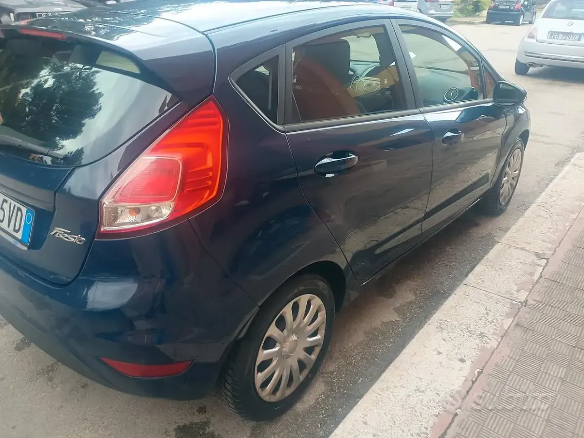 Usata Ford Fiesta Titanium 75 CV (55 kW) 2014 Blu Utilitaria