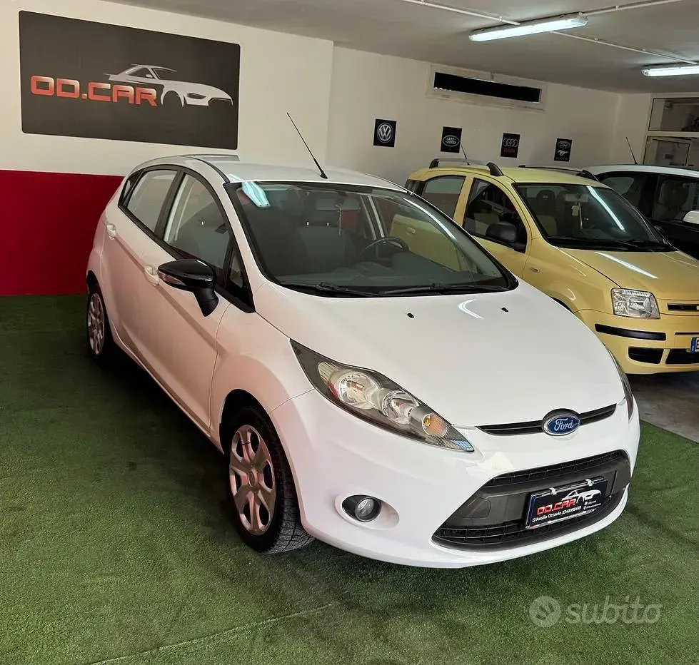 Usata Ford Fiesta 82 CV (60 kW) 2009 Bianco Berlina