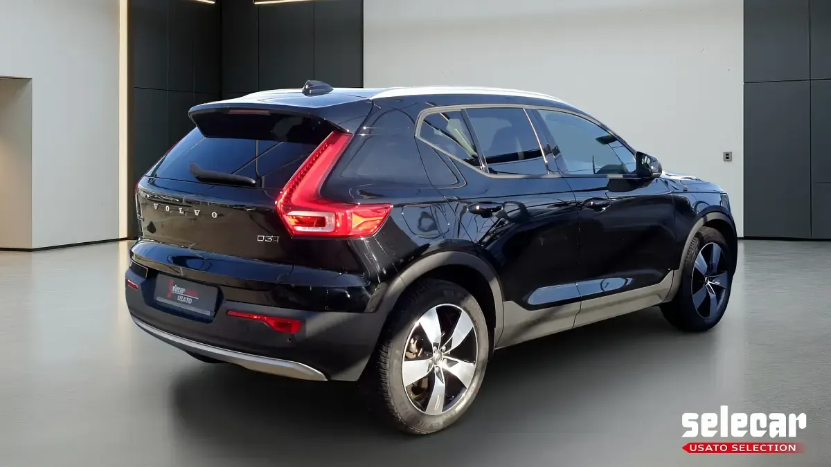 Usata Volvo XC40 Momentum 150 CV (110 kW) 2019 Nero SUV