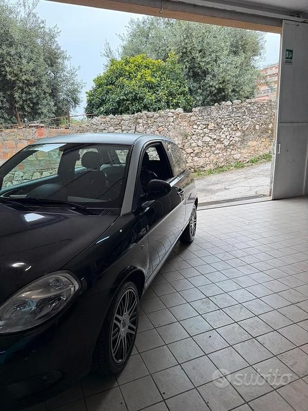 Usata Lancia Ypsilon 69 CV (50 kW) 2015 Nero Utilitaria