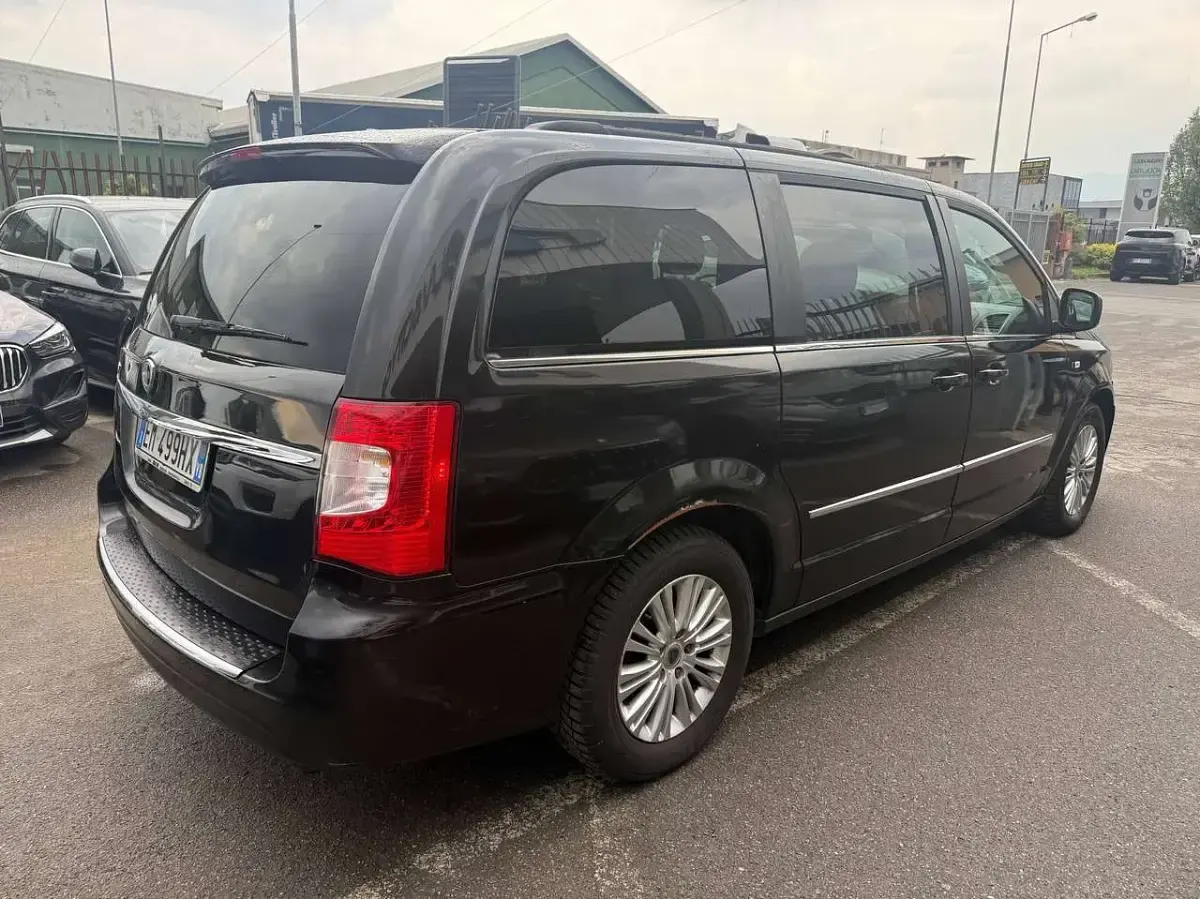 Usata Lancia Voyager 163 CV (119 kW) 2012 Nero Monovolume