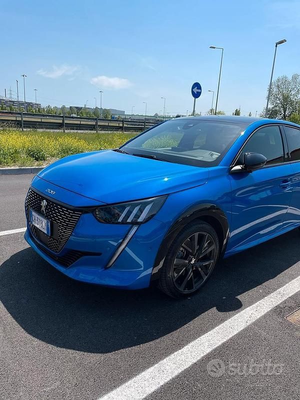 Usata Peugeot 208 GT 102 CV (75 kW) 2022 Blu Utilitaria