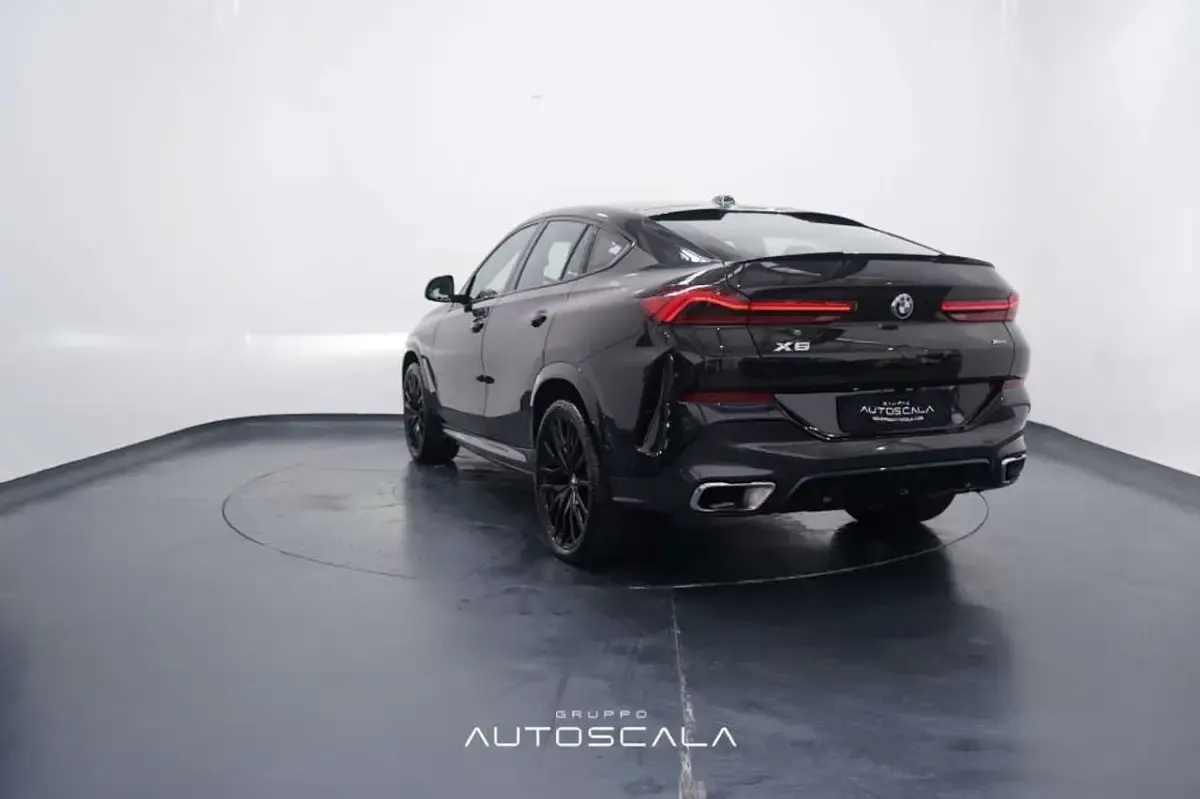 Usata BMW X6 M Sport 286 CV (210 kW) 2024 Saphirschwarz metallizzato SUV