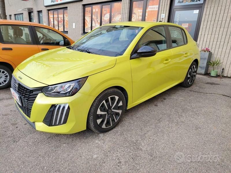 Usata Peugeot 208 Active 101 CV (74 kW) 2024 Giallo metallizzato Utilitaria
