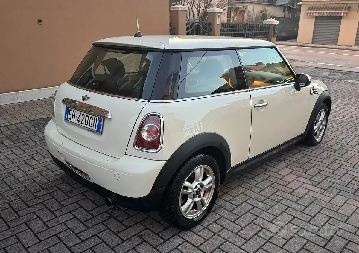 Usata Mini Cooper 75 CV (55 kW) 2011 Beige Utilitaria