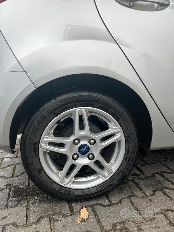 Usata Ford Fiesta Titanium 80 CV (58 kW) 2013 Grigio Utilitaria