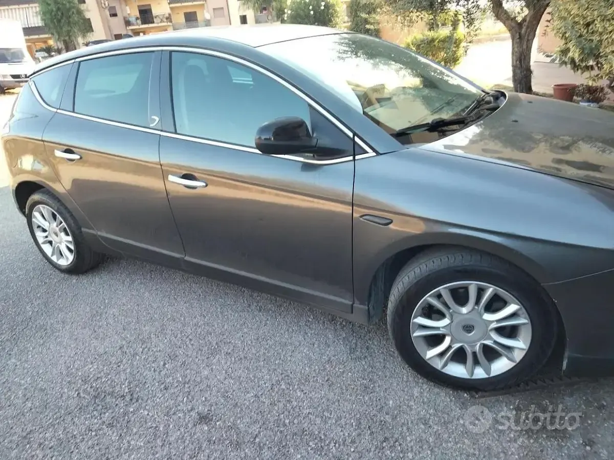 Usata Lancia Delta 120 CV (88 kW) 2010 Marrone Utilitaria
