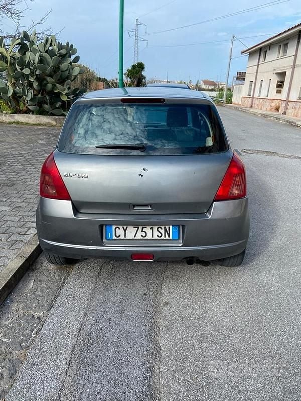 Usata Suzuki Swift 92 CV (67 kW) 2005 Grigio Utilitaria