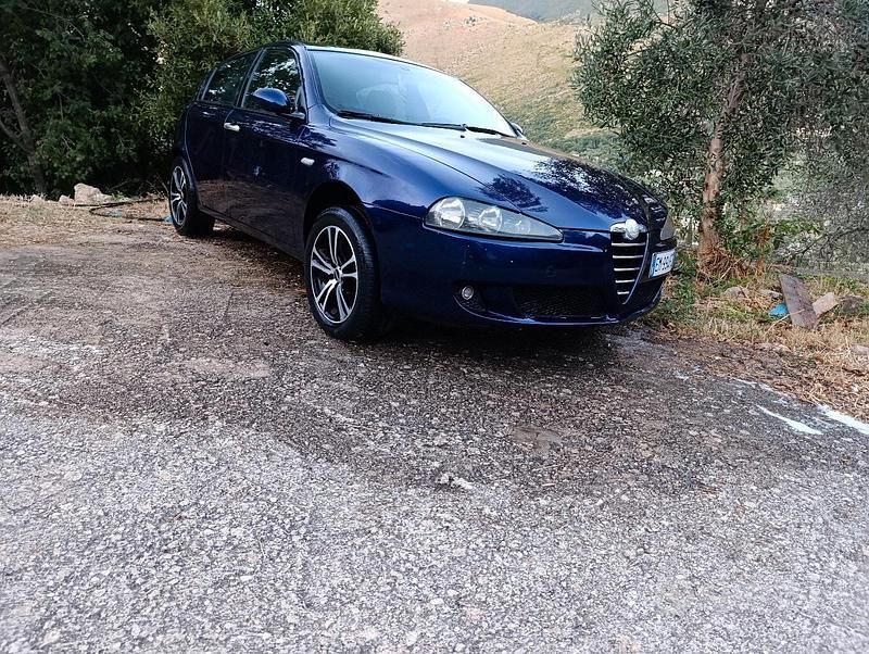 Usata 2005 Alfa Romeo 147 Due volumi | 800 € (Super prezzo) - Immagine 1/4