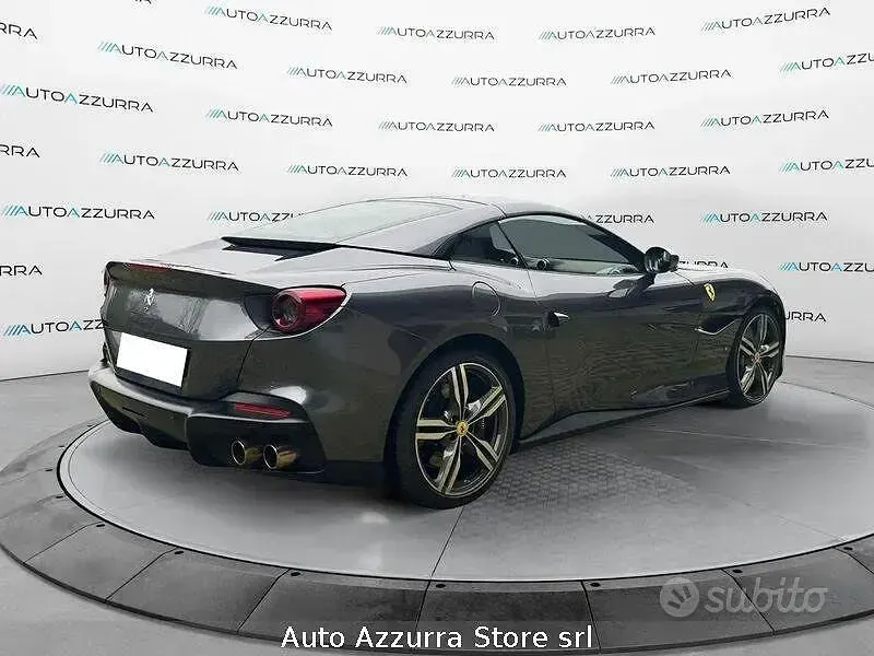 Usata Ferrari Portofino 620 CV (456 kW) 2022 Grigio silverstone Cabrio