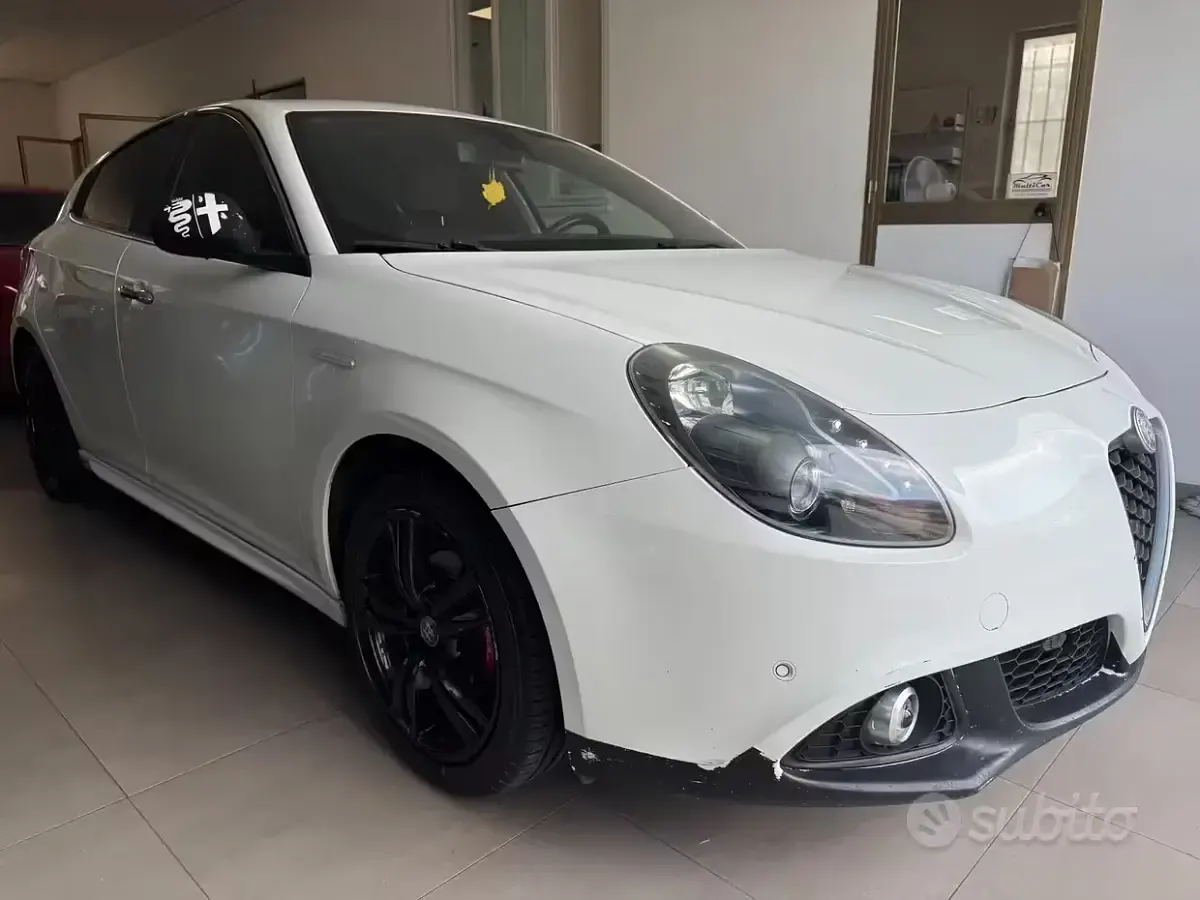 Usata Alfa Romeo Giulietta Distinctive 120 CV (88 kW) 2014 Bianco Utilitaria