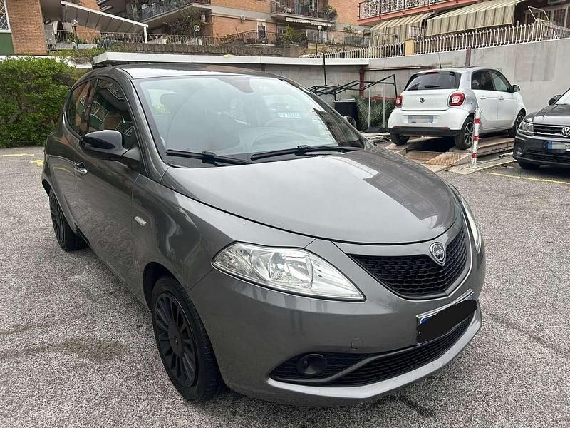 Usata Lancia Ypsilon Silver 69 CV (50 kW) 2018 Nero Utilitaria