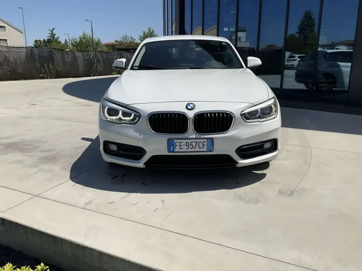 Usata BMW 116 Sport Line 116 CV (85 kW) 2016 Bianco pastello Utilitaria