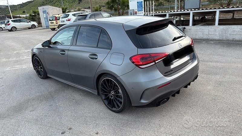 Grigio Usata 2022 Mercedes A35 AMG AMG Berlina | 39.990 € (Buon prezzo) - Immagine 1/4