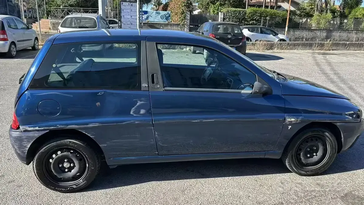 Usata Lancia Ypsilon 80 CV (58 kW) 2002 Bluazzurro Utilitaria
