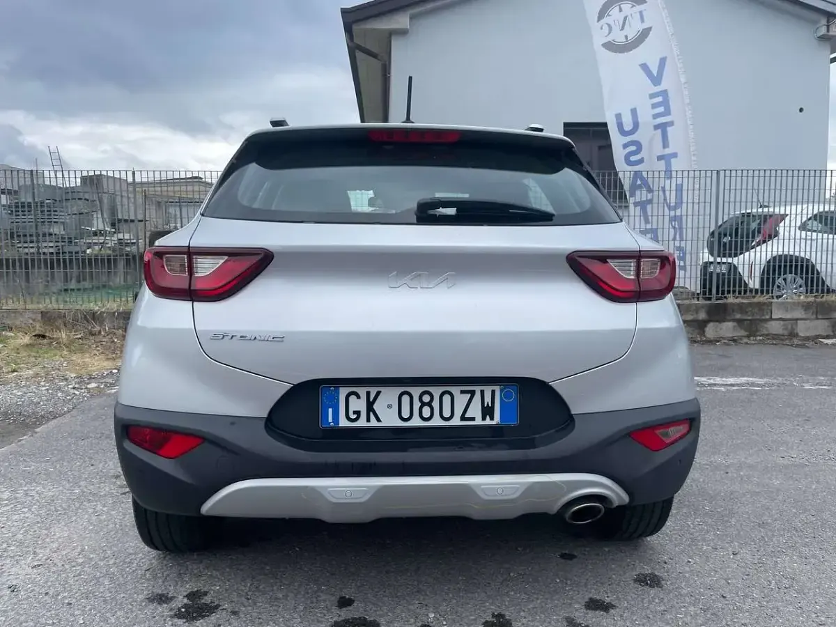 Usata Kia Stonic Style 84 CV (61 kW) 2022 Argento SUV