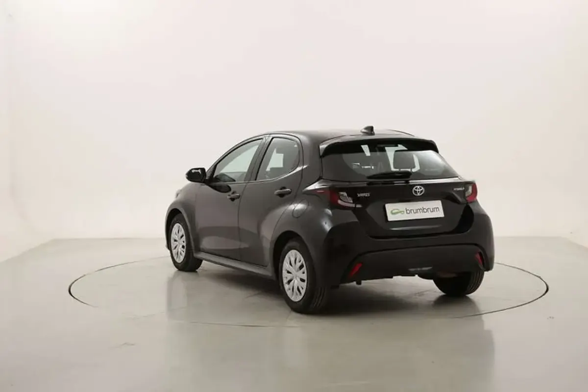 Usata Toyota Yaris Hybrid Business Edition 116 CV (85 kW) 2022 Grigio Utilitaria
