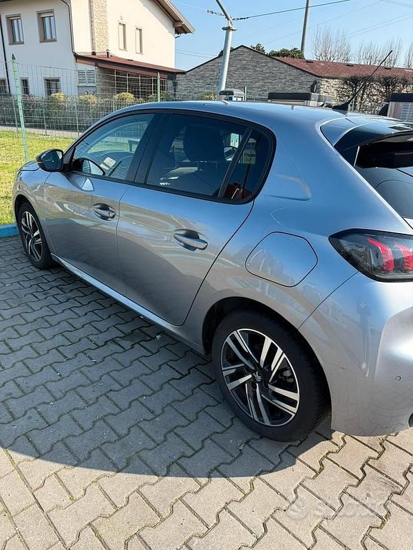 Usata Peugeot 208 Allure 101 CV (74 kW) 2022 Grigio Utilitaria