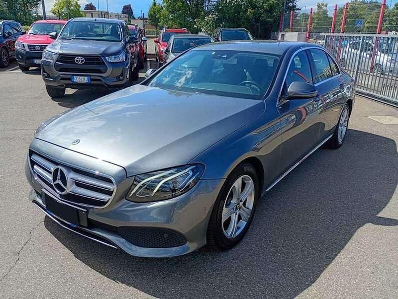 Grigio Usata 2017 Mercedes E200 Premium Plus Tre volumi | 23.490 € (Buon prezzo) - Immagine 1/4