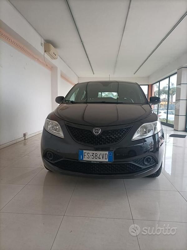 Usata Lancia Ypsilon Gold 69 CV (50 kW) 2018 Nero Utilitaria