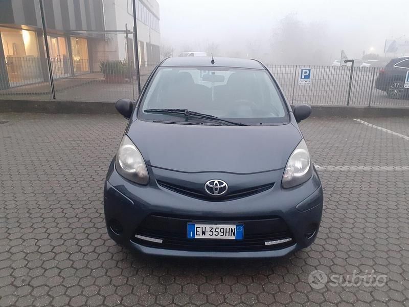 Grigio Usata 2014 Toyota Aygo Cool Due volumi | 5700 € (Buon prezzo) - Immagine 1/4