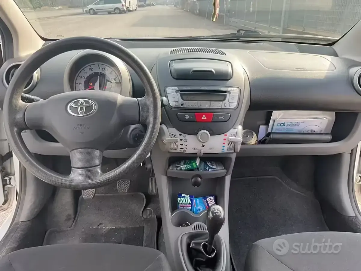 Begagnad Toyota Aygo 68 HK (50 kW) 2011 Vit Halvkombi