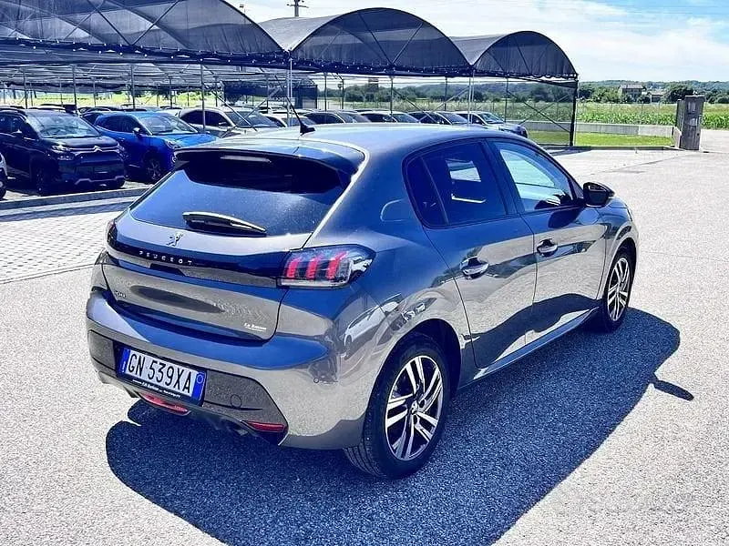 Usata Peugeot 208 Allure 101 CV (74 kW) 2023 Grigio Utilitaria