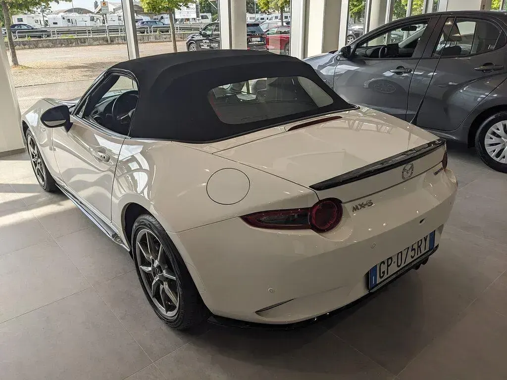 Usata Mazda MX5 132 CV (97 kW) 2023 Arctic white Cabrio
