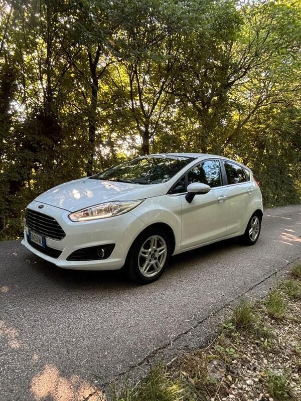Usata Ford Fiesta 75 CV (55 kW) 2014 Bianco Utilitaria