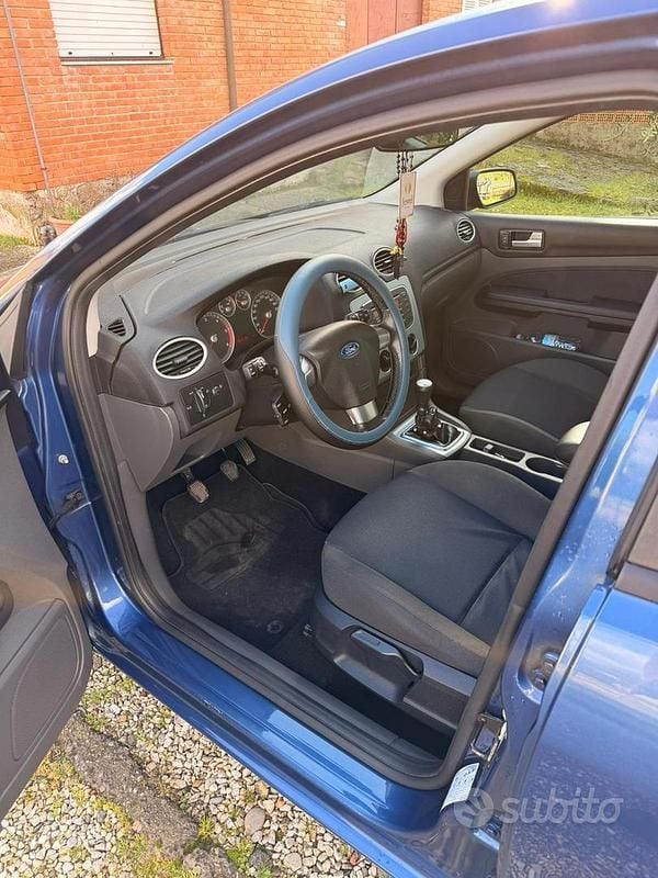 Begagnad Ford Focus 90 HK (66 kW) 2008 Blå Sedan