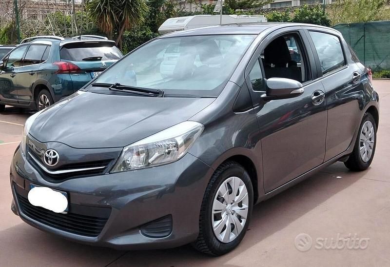 Usata Toyota Yaris Style 90 CV (66 kW) 2013 Grigio Utilitaria