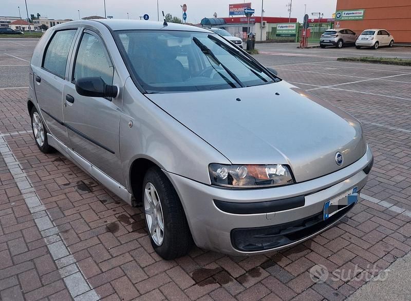 Usado Fiat Punto 60 CV (44 kW) 2001 Gris Utilitario