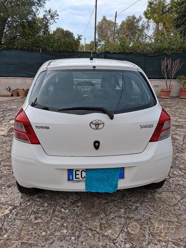 Usata Toyota Yaris 65 CV (47 kW) 2010 Bianco Berlina