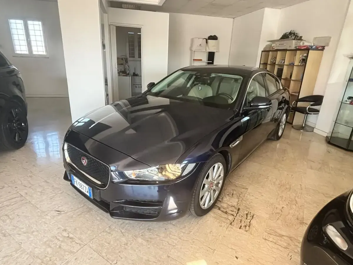 Usata Jaguar XE Prestige 179 CV (131 kW) 2017 Blu Berlina