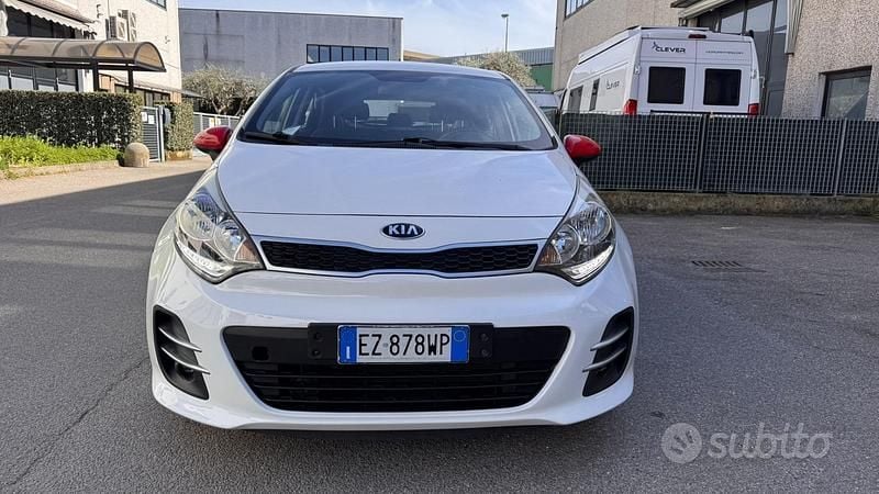 Usata Kia Rio Active 85 CV (62 kW) 2015 Bianco Berlina