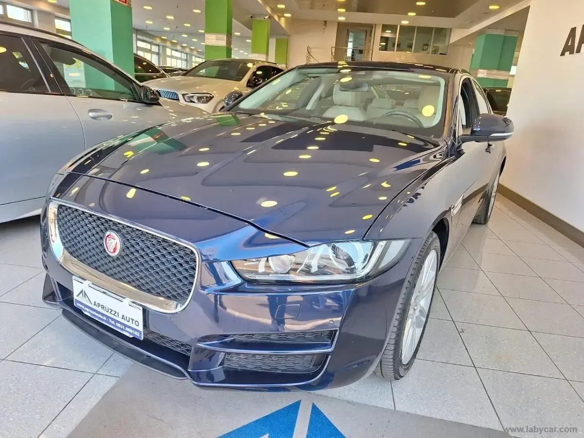 Usata Jaguar XE Prestige 180 CV (132 kW) 2017 Blu Berlina