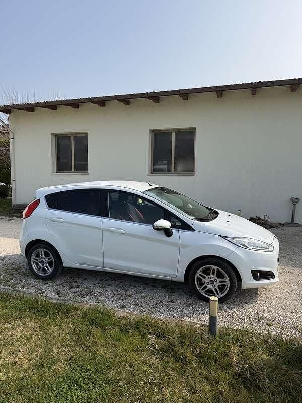 Usata Ford Fiesta Titanium 92 CV (67 kW) 2015 Bianco Berlina