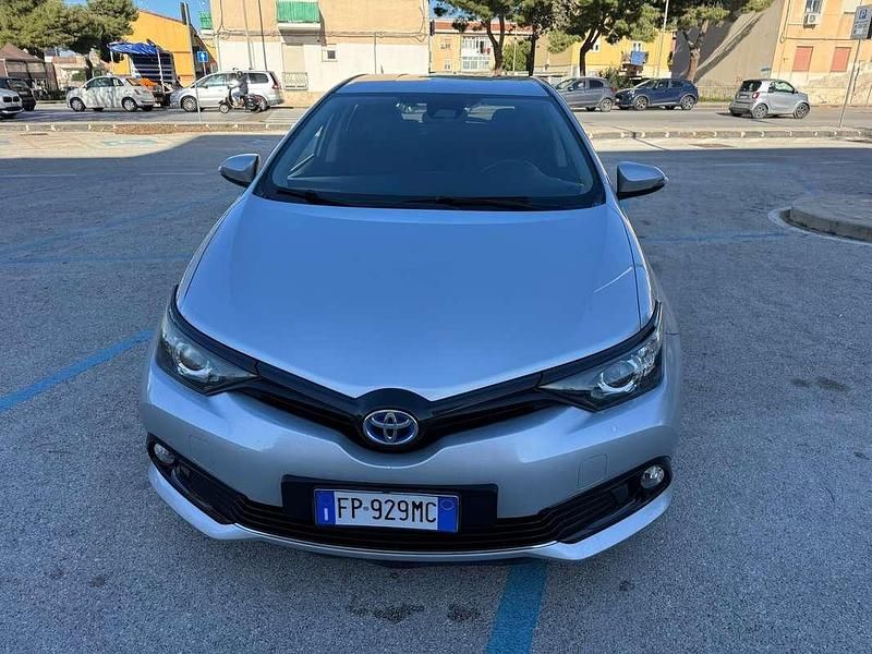 Usata Toyota Auris Hybrid Style 99 CV (72 kW) 2018 Argento Berlina