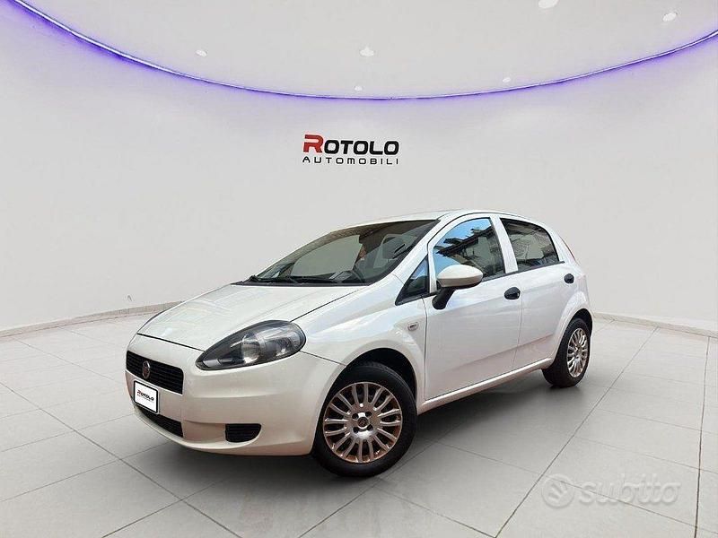 Bianco Usata 2013 Fiat Grande Punto Due volumi | 4700 € (Buon prezzo) - Immagine 1/4